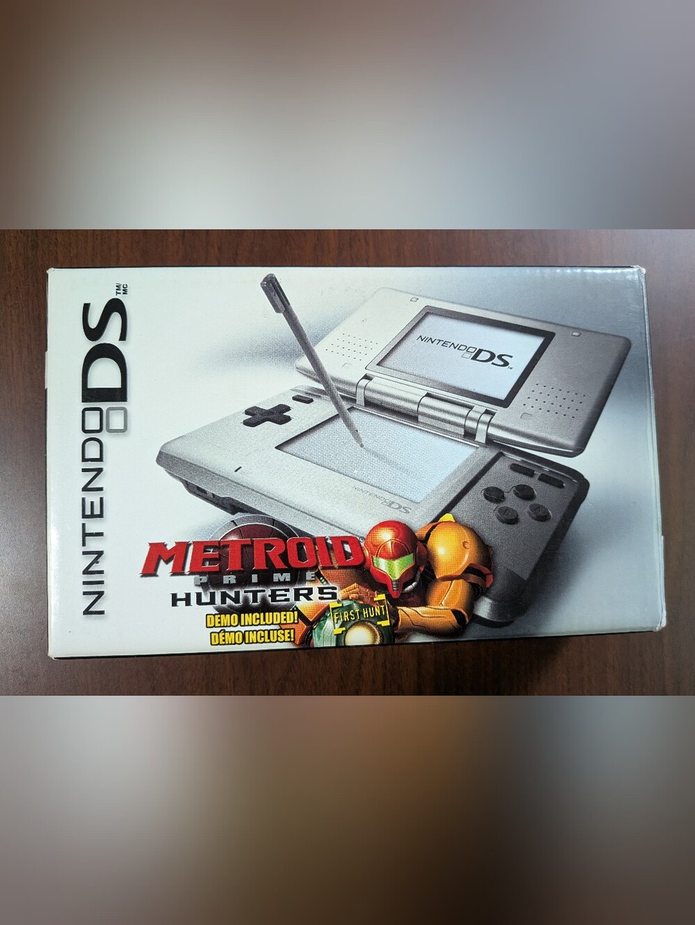 Nintendo DS with Metroid Prime Hunters Demo